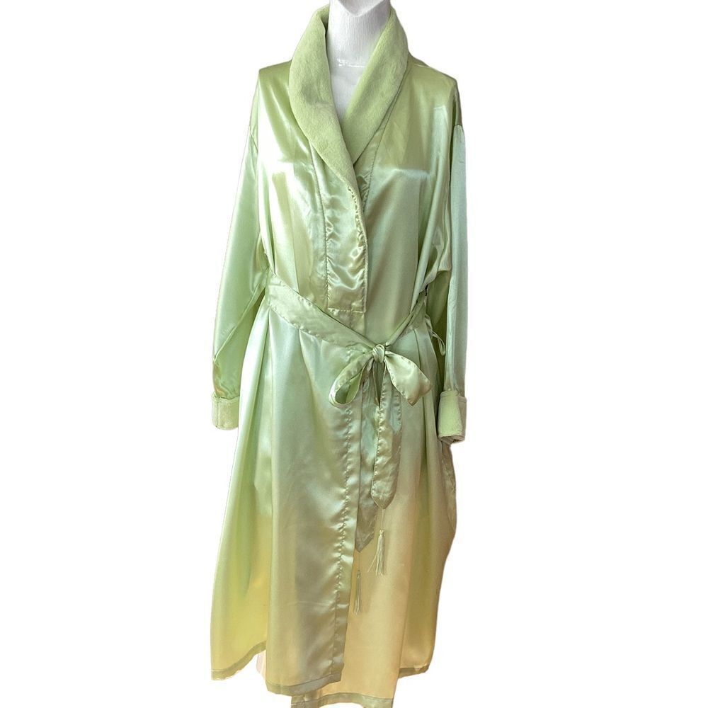 Spa Finder full length robe, Missy silk style, size large.  0726